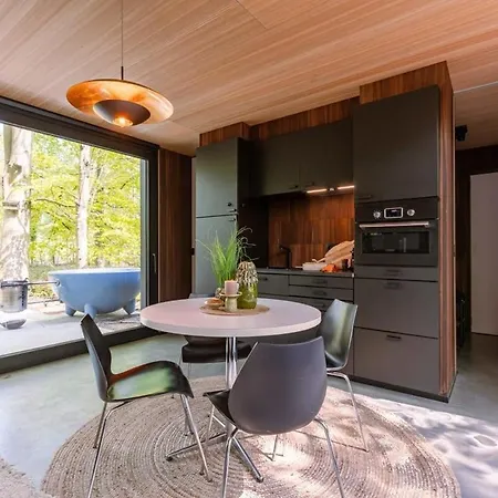 בית נופש Huswell - Cozy Forest Cabinet With Private Hot Tub Stekene